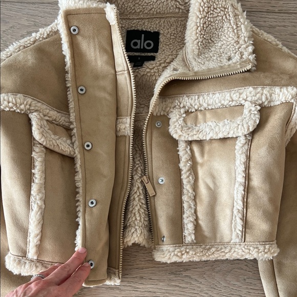 ALO Yoga Kids Tan Sherpa Jacket - Picture 2 of 5